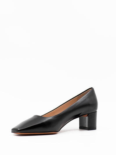 Square-toe pumps in black patent