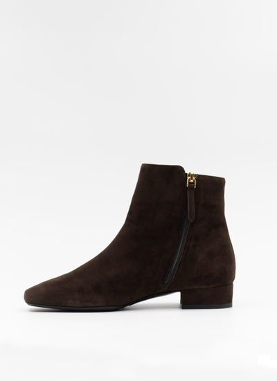 Brown suede boots with zipper on the side