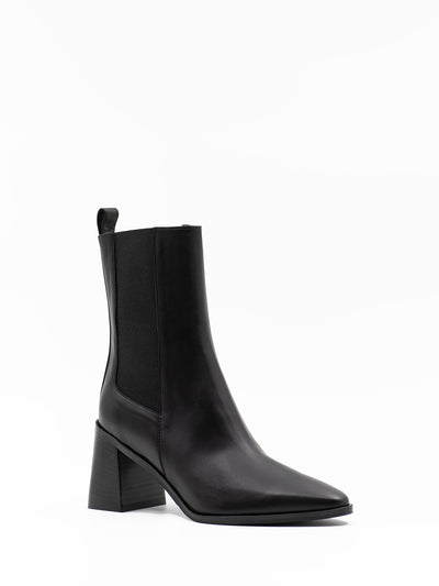 Heeled ankle boot in black leather