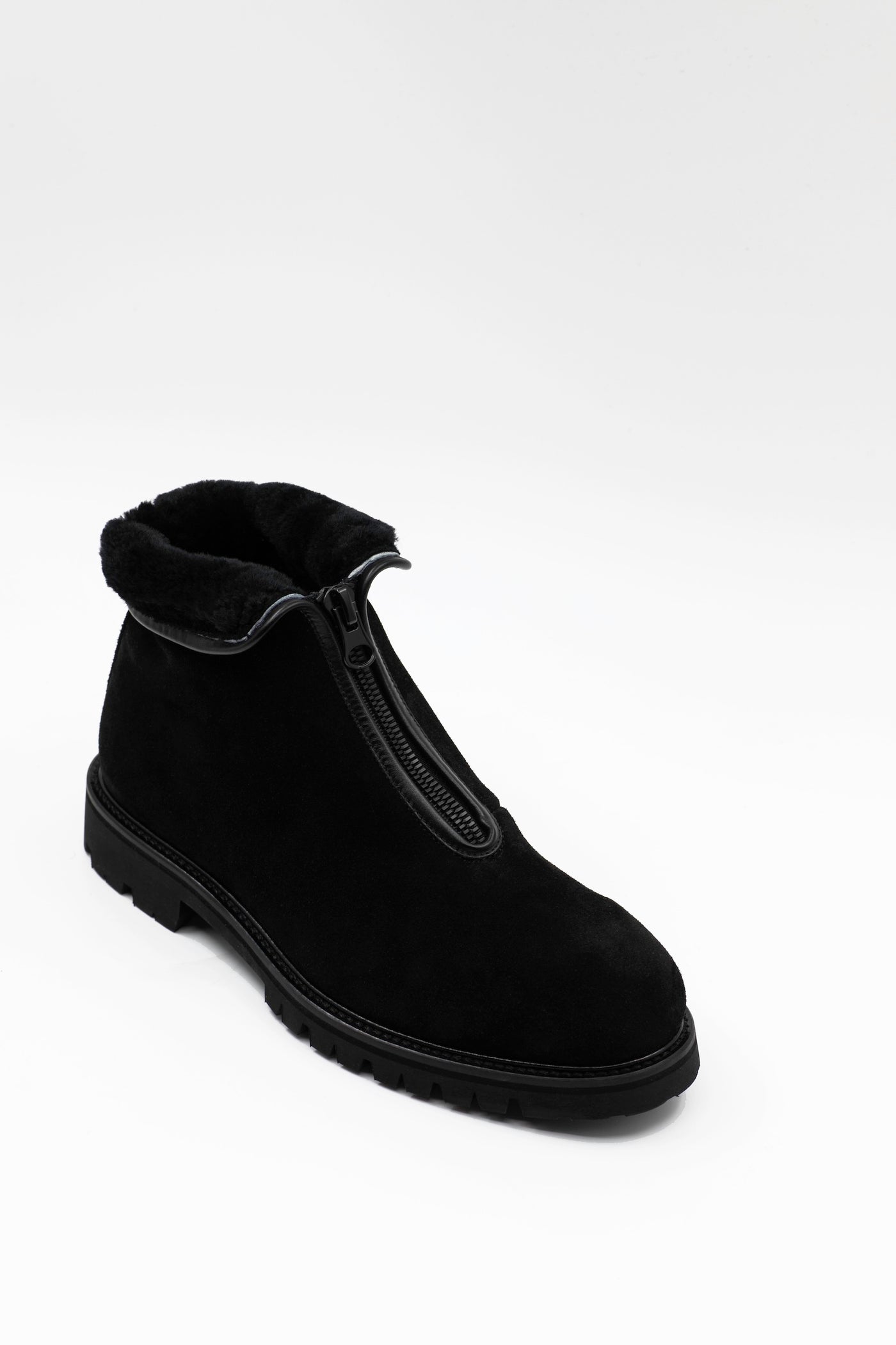 Men's winter boots in black with fur lining and zipper.