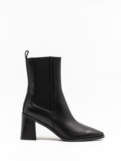 Chelsea boots in black leather with block heel