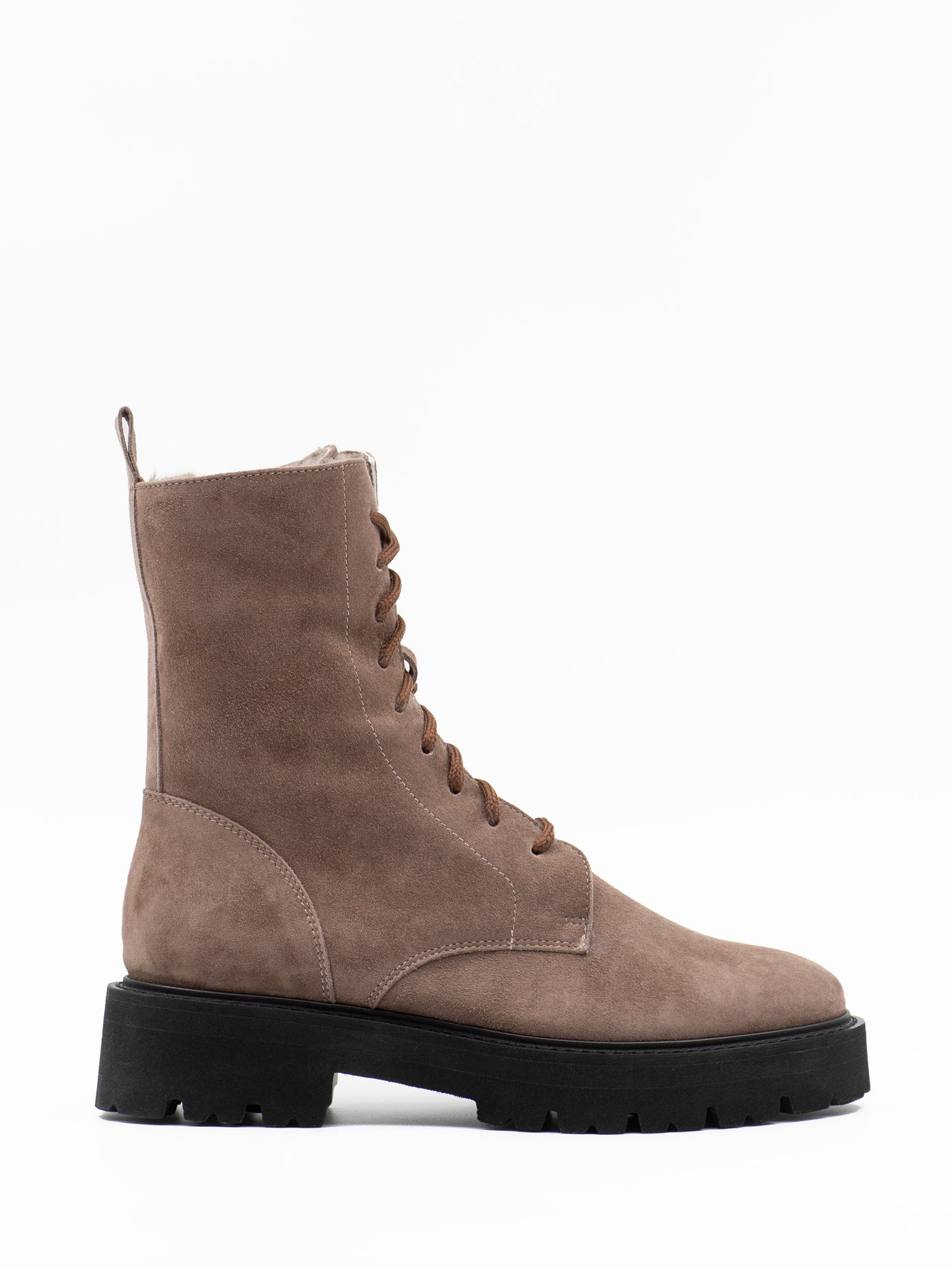 Fur lined boots in beige suede
