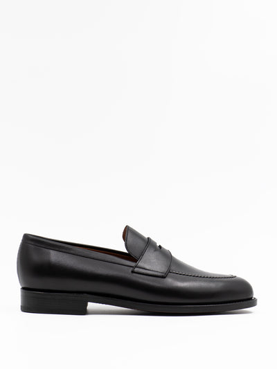 Classic penny loafers in black leather. 