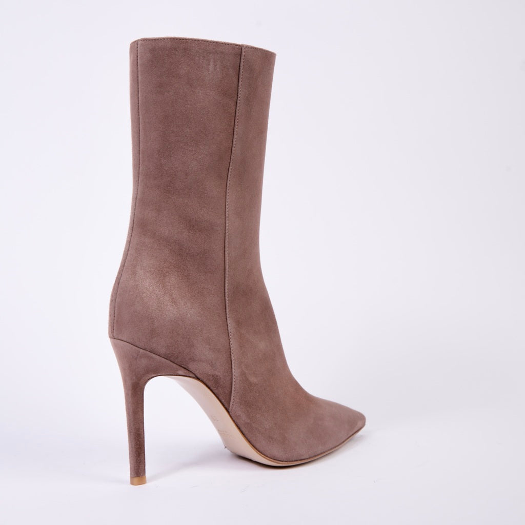 Stiletto ankle boots in beige suede. 